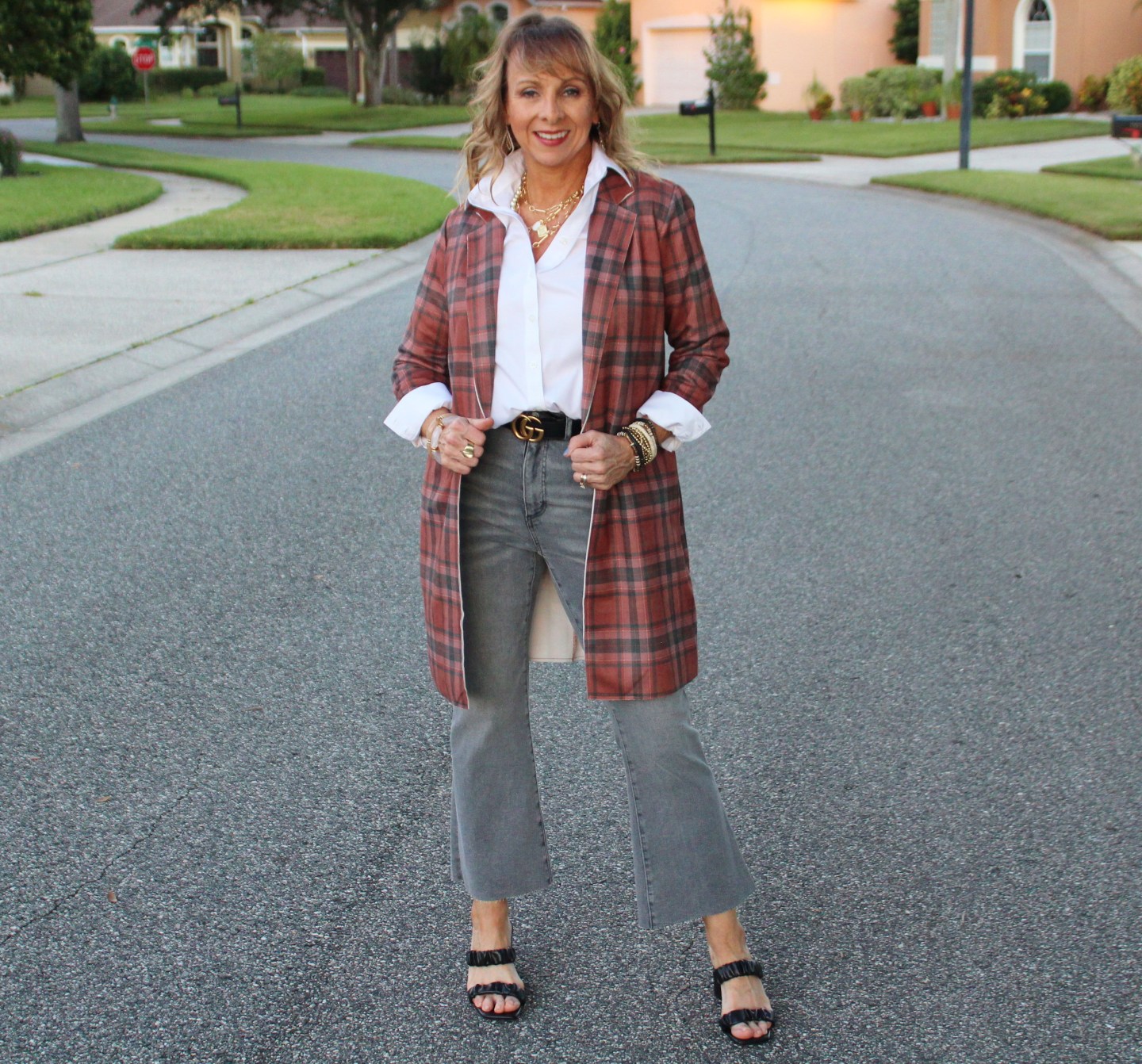 White Shirt + Plaid Cardigan + Grey Chewed Hem Jeans
#wardrobebasics