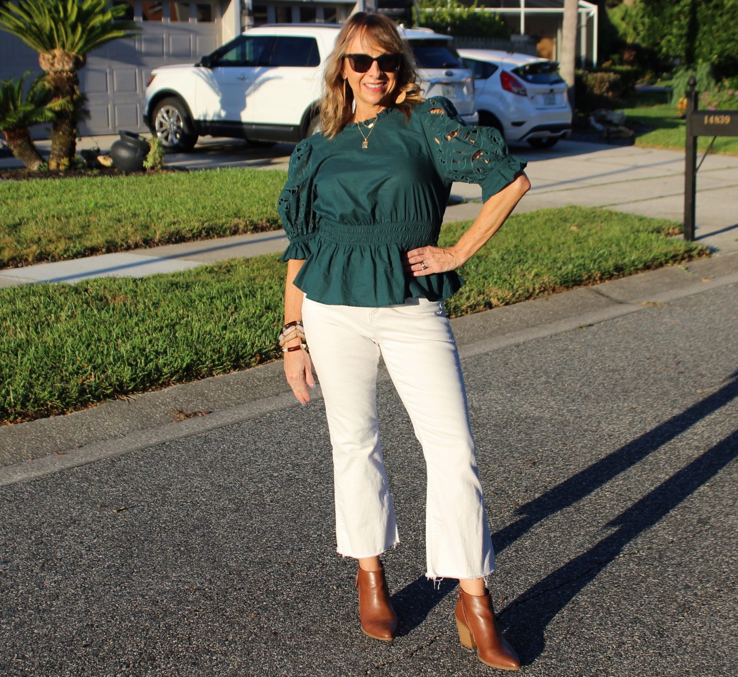 White Denim + Star Sweater + Sneakers
#falloutfitideas #whitedenim