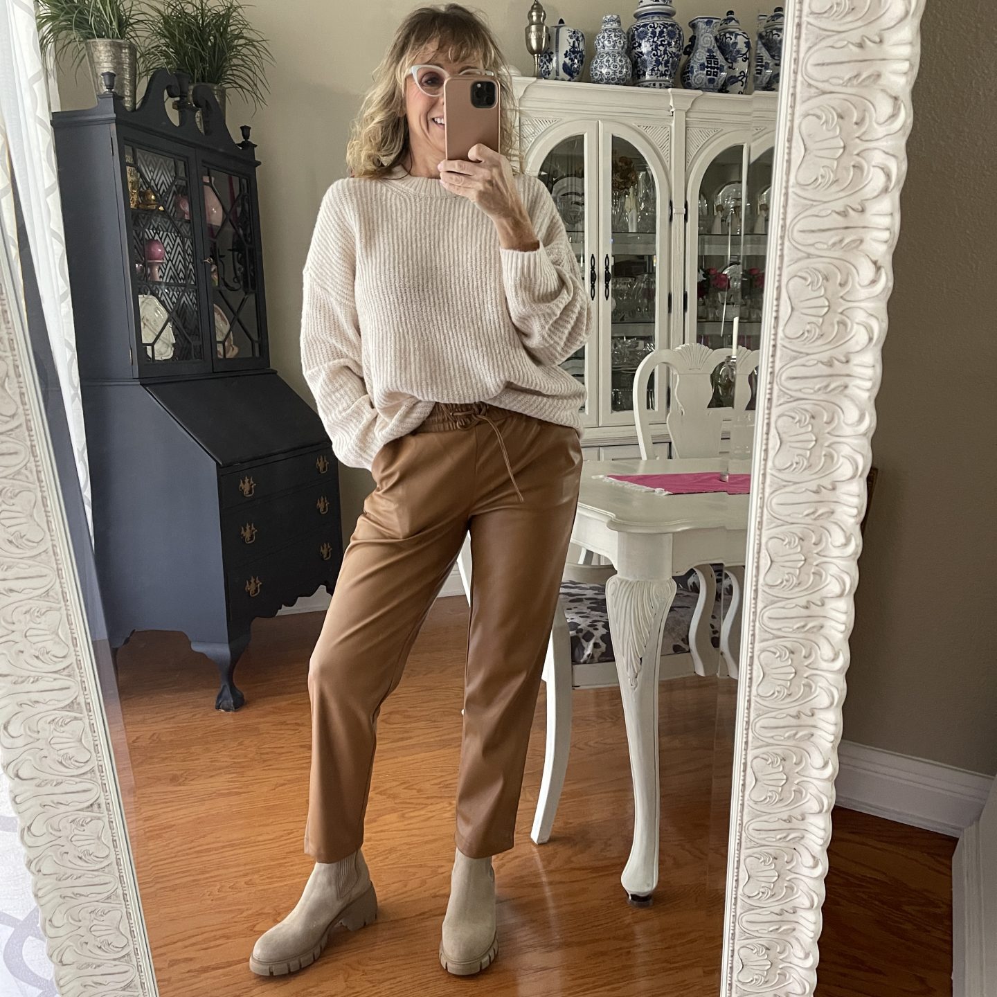 Oversized sweater + Faux leather slim pants + lug sole boots
#lugsoleboots #fauxleatherpants #fallfashion