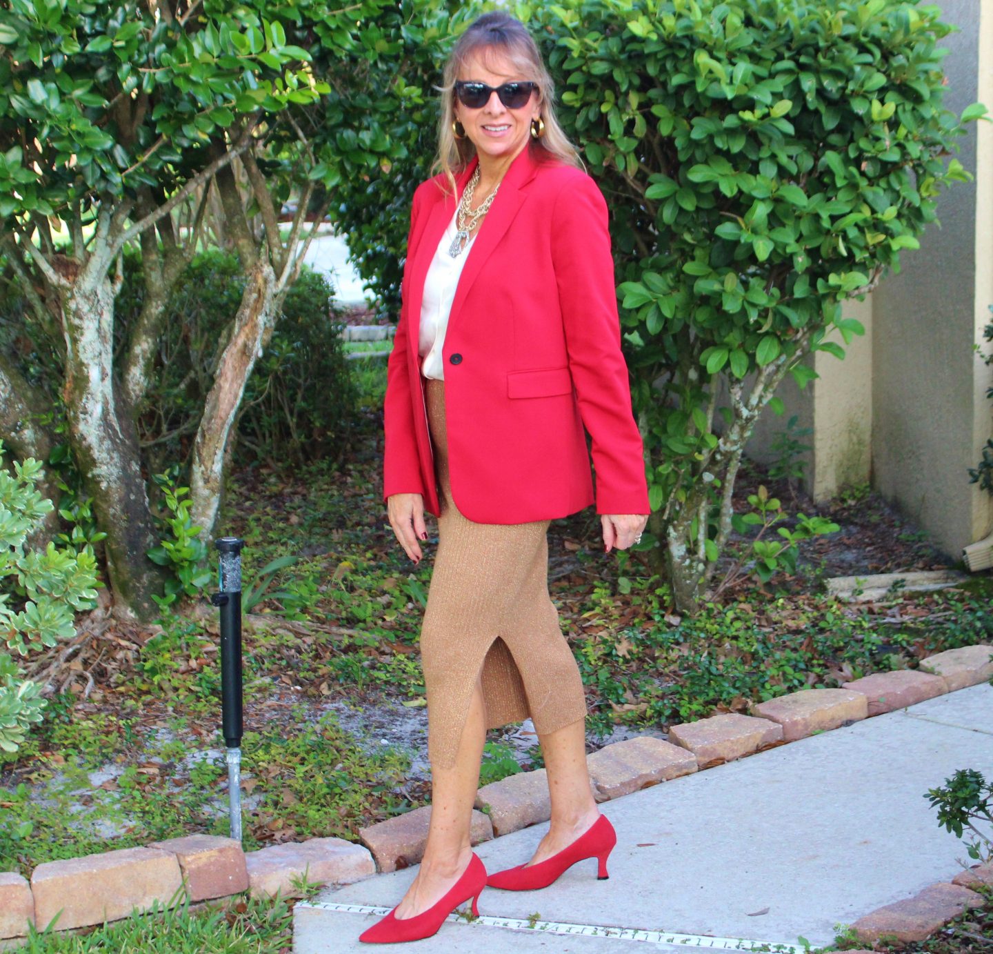 Red Blazer + Knit Skirt + Red Pumps
#Falloutfitideas #walmart