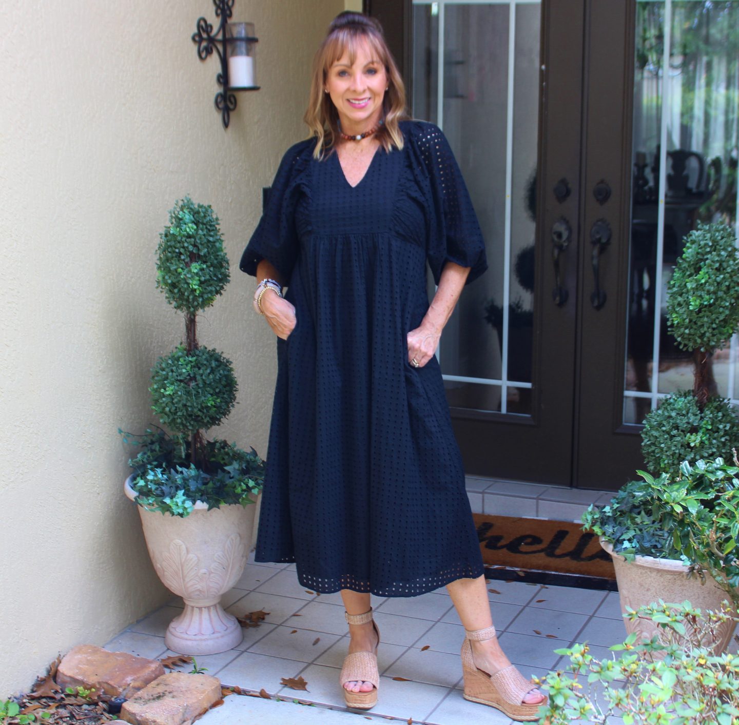 Black eyelet dress + platform wedges
#springdress #outfitideas
