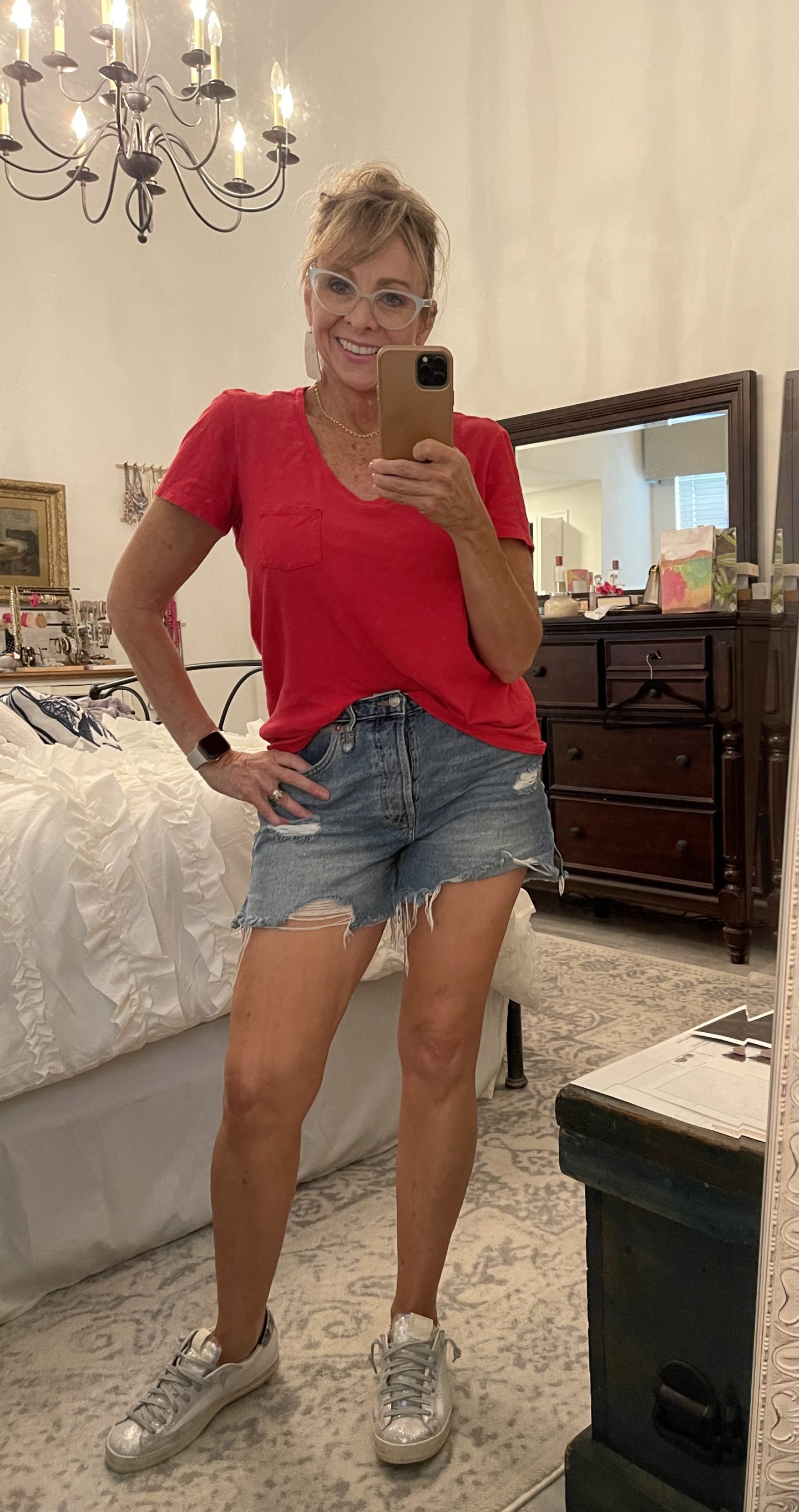 #redwhiteandblueoutfits
red tee+ denim shorts + sneakers