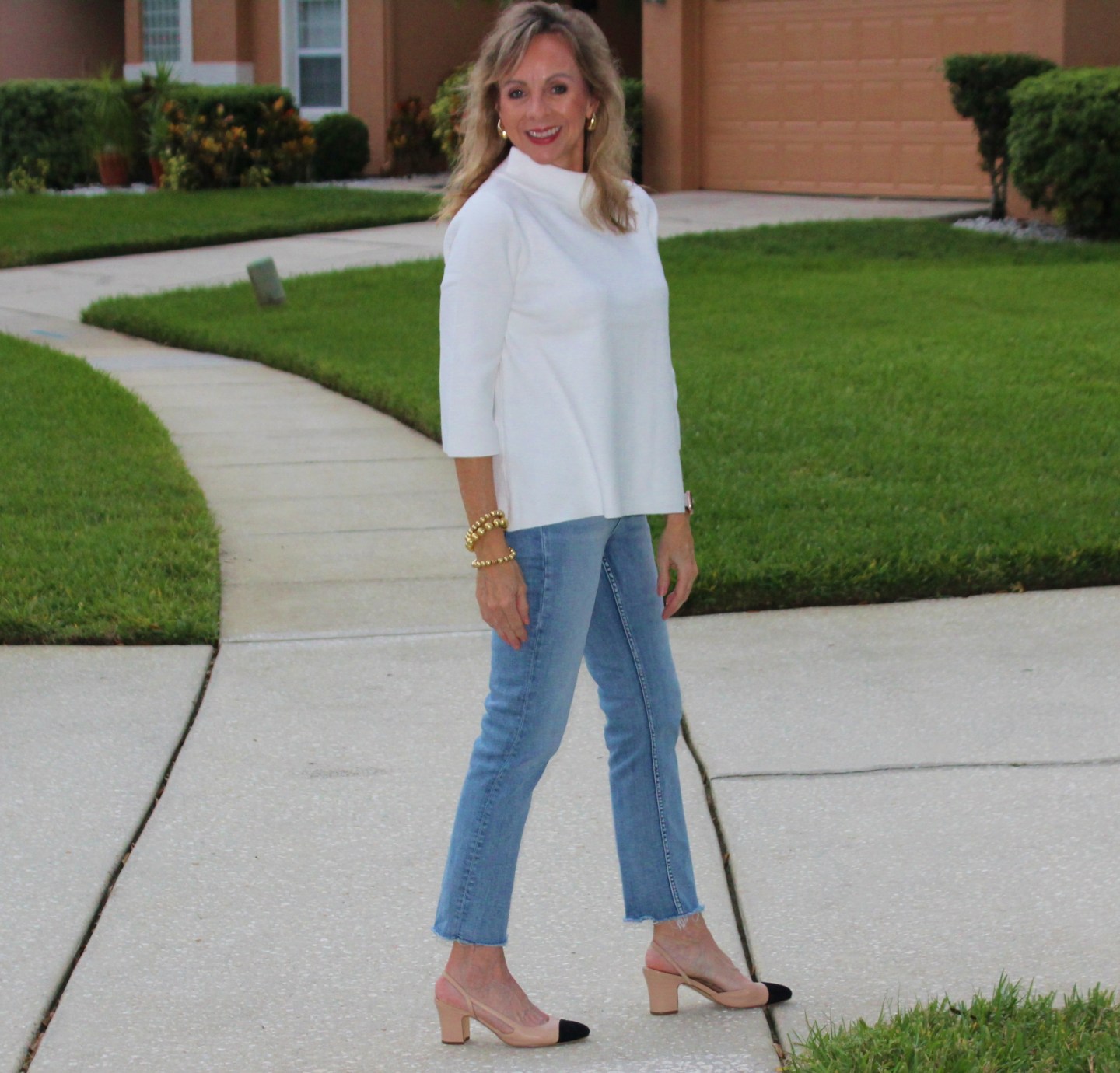 sweater and jeans trendy & chic from Avara